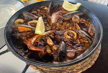 Restaurante con espectáculo de boy para después de la cena para despedida de soltera en Platja Aro