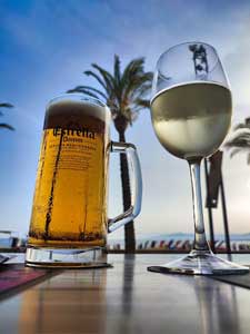 Striper chica después de la cena en Salou